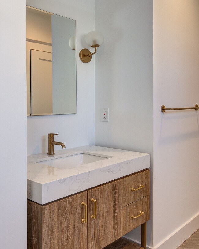 Building Photo - 20 E Redman Ave