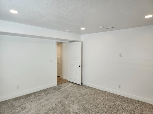 Building Photo - 99 N Lasalle Dr