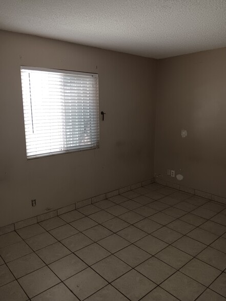 Building Photo - 2304 Saturn Ave
