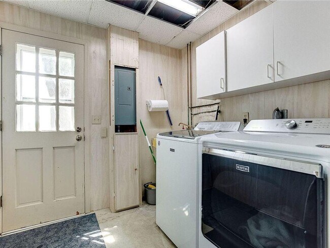 Building Photo - Spacious 4+ Bedroom with Vaulted Family Room, Fireplace, Panoramic Views, Bonus Room, Pets OK!