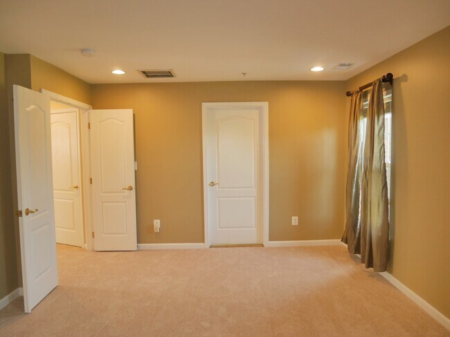 Building Photo - Gorgeous Former Model 4 Bed 2.5 Bath Townh...
