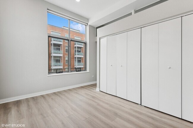 Building Photo - 939 W Madison St