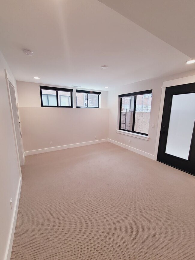 Building Photo - Luxury Downtown Townhome