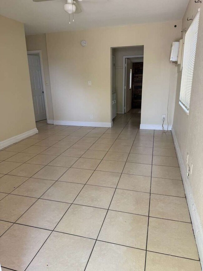 Building Photo - 1736 Lauderdale Manor Dr