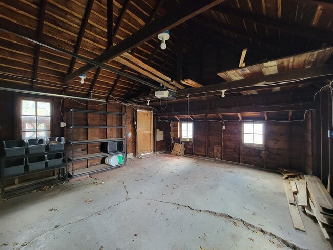 Building Photo - Beautiful Cedar Falls Home