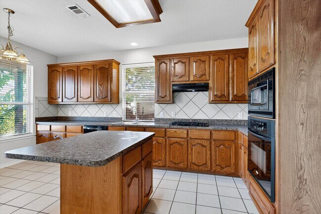 Building Photo - Spacious & Stylish Home in Quail Run-North...