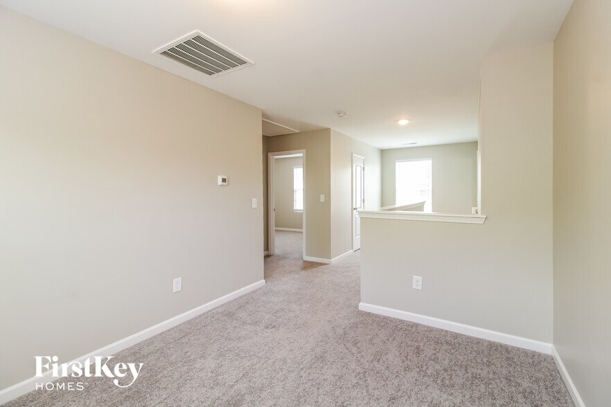 Building Photo - 206 Glenoaks Dr