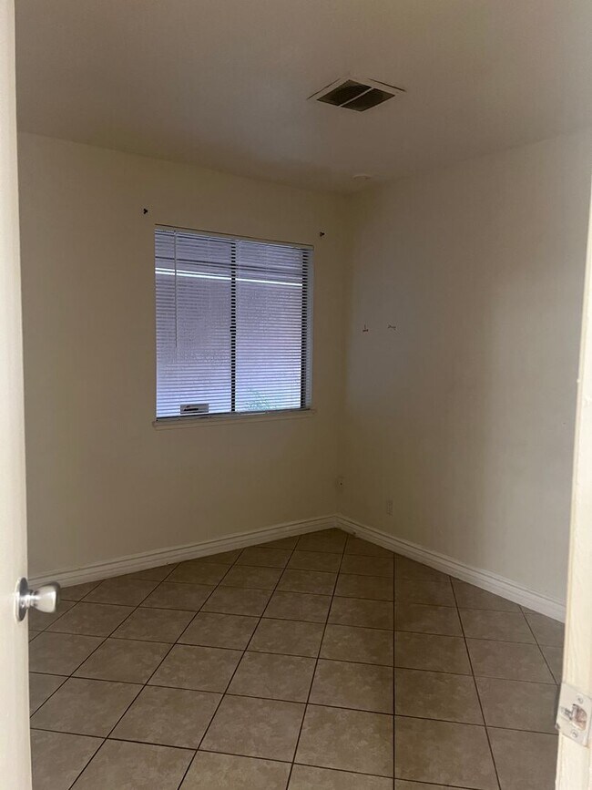 Building Photo - Ready for Move In