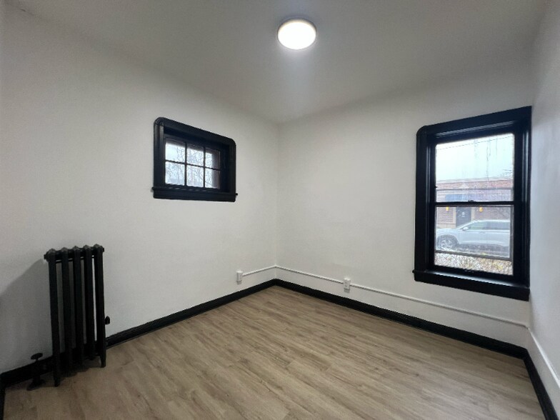 Building Photo - 1411 Roycroft Ave