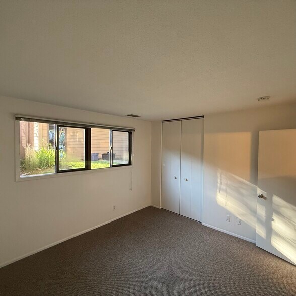 Building Photo - 240 W Eagle Lake Dr