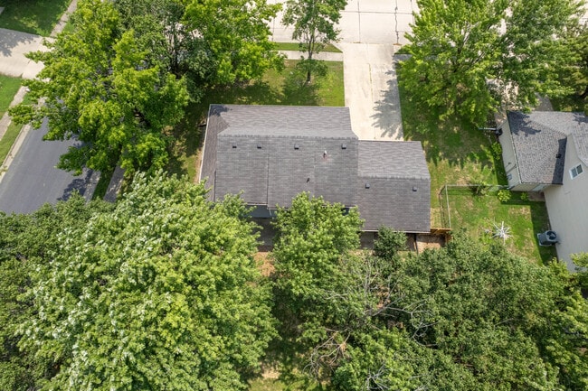 Building Photo - 2701 Poppy Way