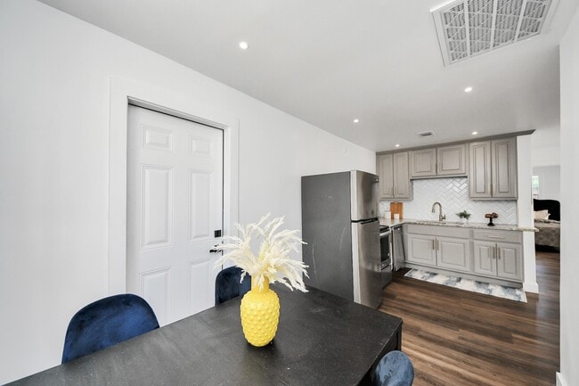 Building Photo - 4215 Eli St