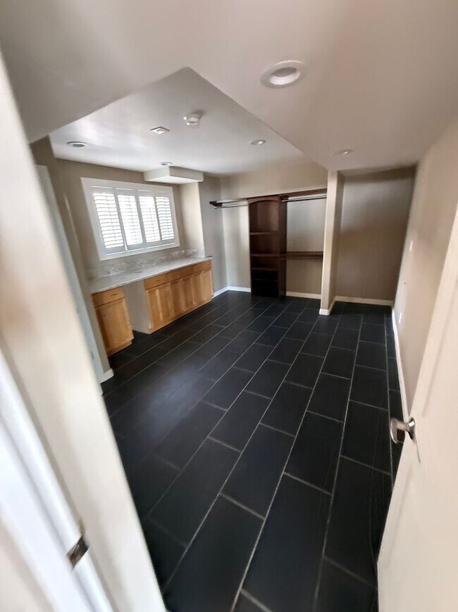 Building Photo - Luxury Hillside Home with Panoramic Kahala Beach Views – $8,500/month