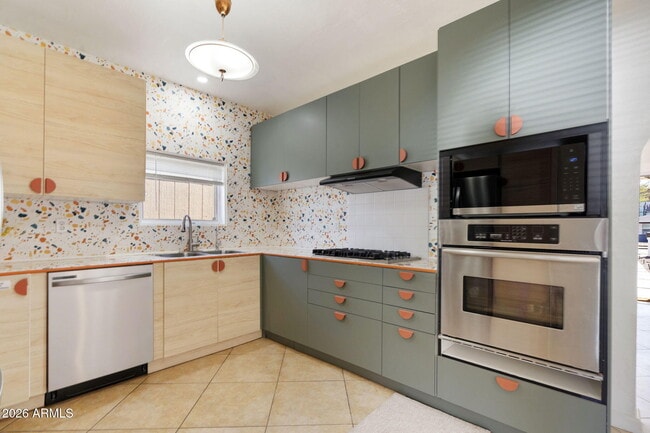 Building Photo - 930 E Whitton Ave