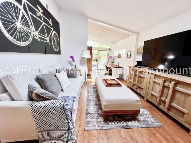 Building Photo - Furnished Brentwood Hills Retreat with Tim...