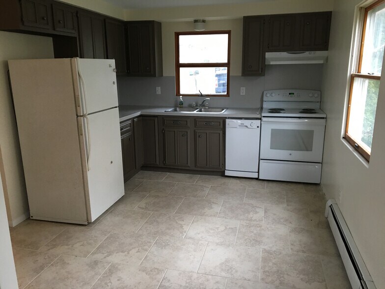 Building Photo - 916 Squires Ave