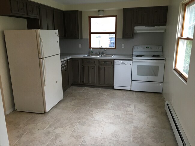 Building Photo - 916 Squires Ave