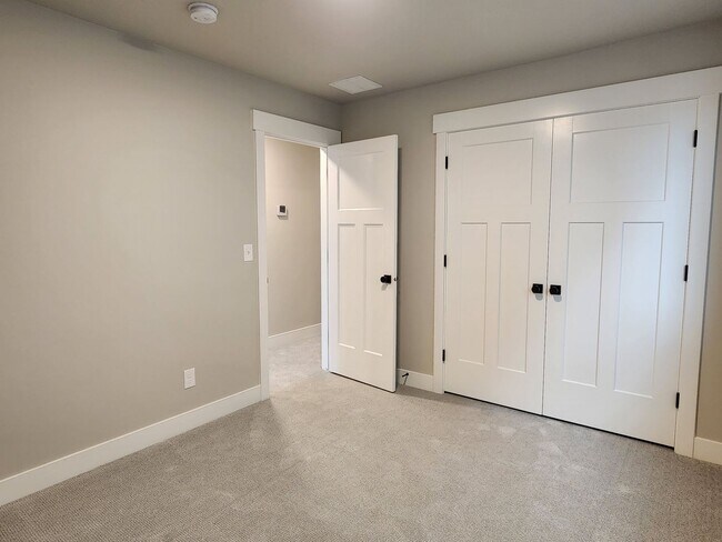 Building Photo - Beautiful  End Unit Townhome In Herriman