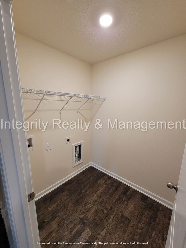 Building Photo - Newer 4 Br, 2 Bath home