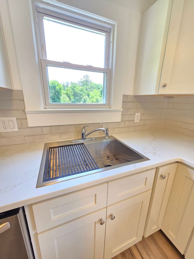 Building Photo - CAROLINA PLACE - Renovated 2 Bedroom - Gor...