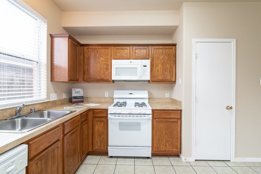 Building Photo - 6831 Silver Shores Ln
