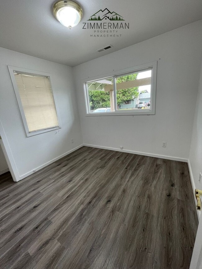 Building Photo - 3 bedroom, 1 1/2 bathroom House in Thurston neighborhood