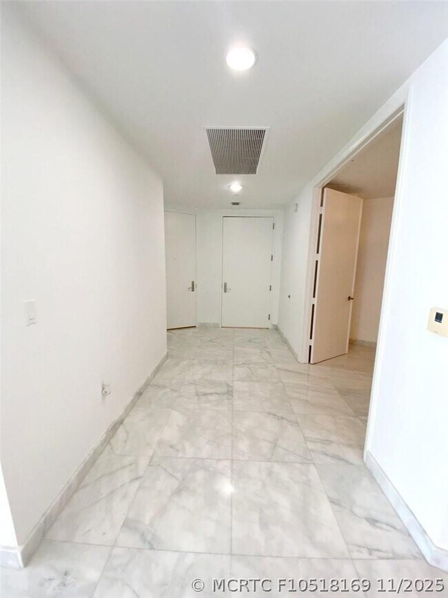 Building Photo - 16001 Collins Ave