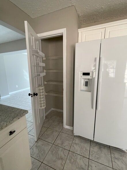 Building Photo - 3790 Oak Park Dr