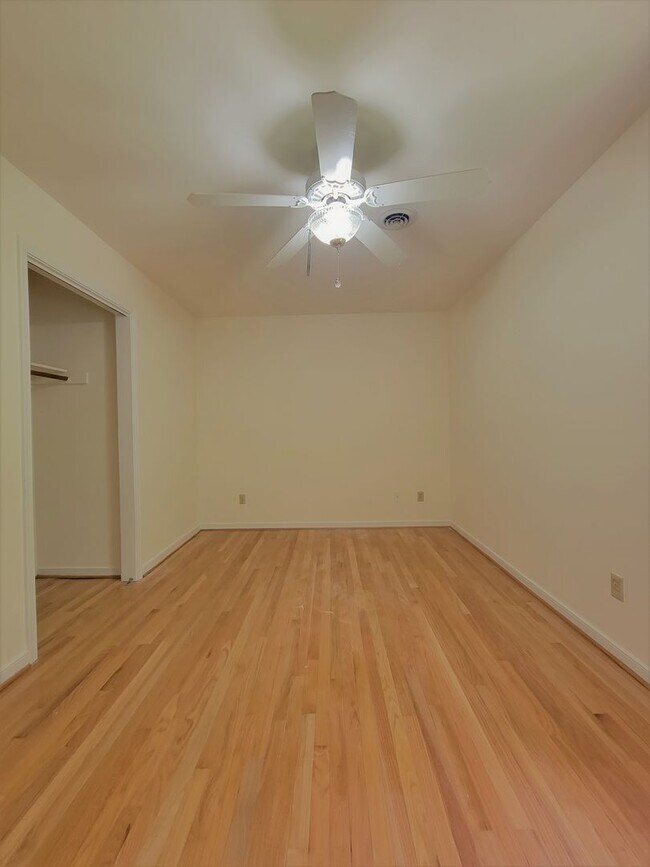 Building Photo - Spacious 3 bedroom 2.5 bath home in South ...