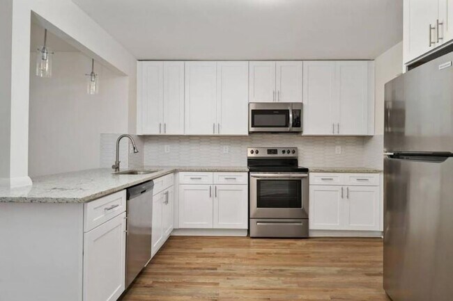 Building Photo - 711 Oakview Rd