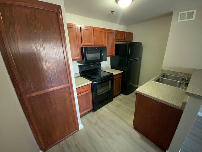 Building Photo - 1 BEDROOM 3RD FLOOR CONDO CLOSE TO UNLV/AIRPORT & LV STRIP!