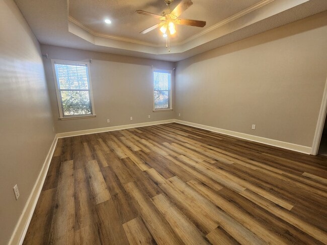 Building Photo - Spacious 4BR Home with New LVP Flooring an...