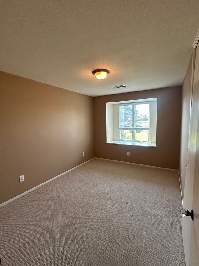 Building Photo - Charming 3 bedroom 2 bathroom home located...