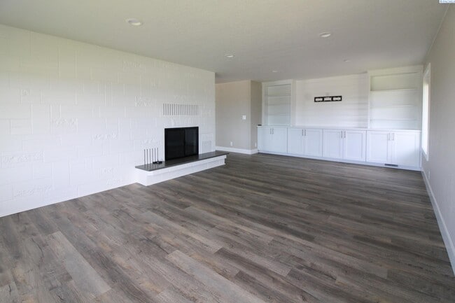 Building Photo - 4 BD, 4 BA House in Kennewick- Views of th...