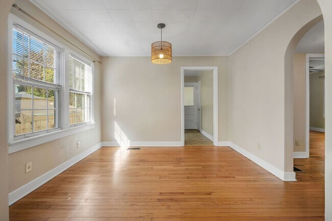 Building Photo - Charming Midtown Apartment