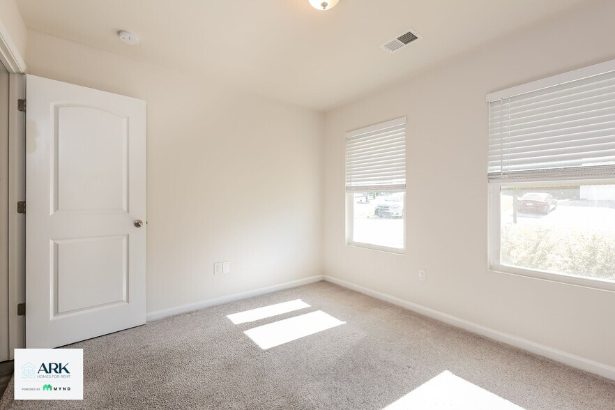 Building Photo - 161 Queens Cir
