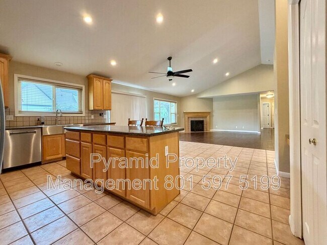 Building Photo - 961 Golden Pheasant Dr