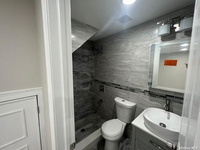 Building Photo - 14-34-34 Dunbar St