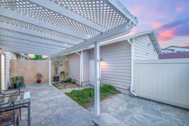 Building Photo - Beautiful Townhouse in the desirable Anaheim Packing District!