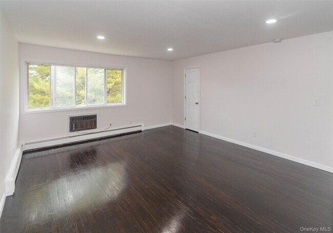 Building Photo - 11 Fishkill Glen Dr