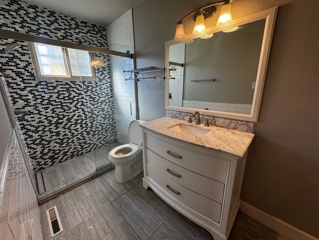 Building Photo - Home near UNM.