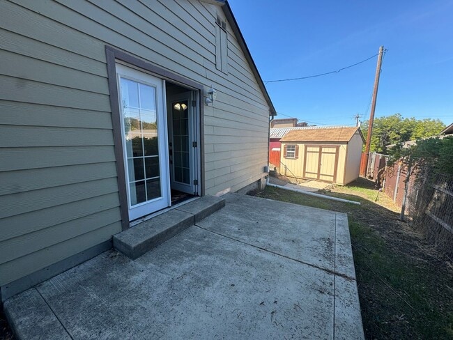 Building Photo - Roseburg 2 bedroom, 1 bath house with garage