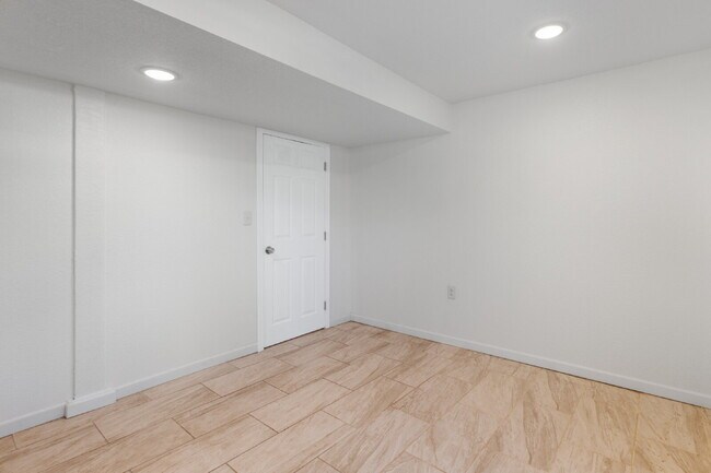 Building Photo - 1147 Inverness Dr