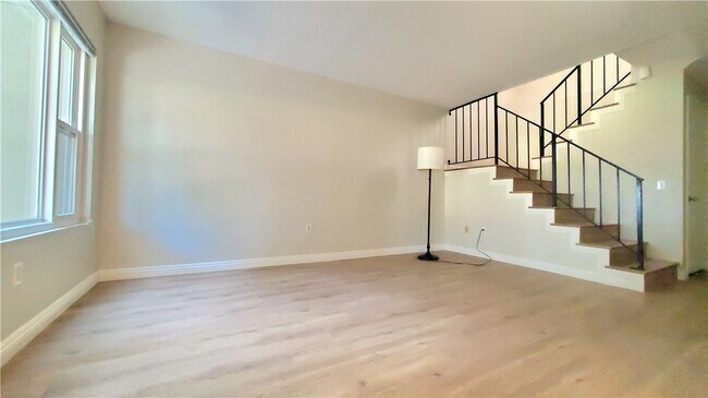 Building Photo - 1460 W Badillo St