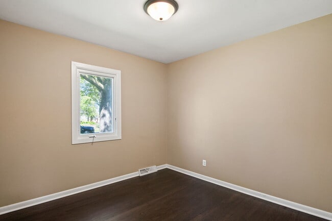 Building Photo - 104 N Spruce St