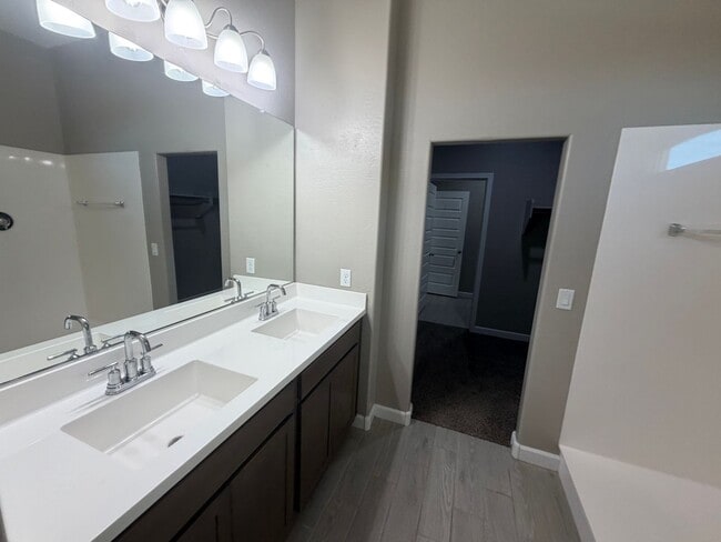 Building Photo - 40946 W Hillman Dr