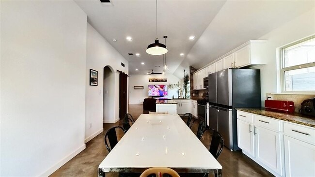 Building Photo - 2708 Kingsland Way