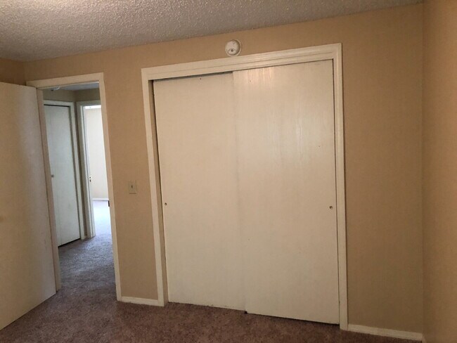 Building Photo - 3 Bedroom Duplex in Hollister