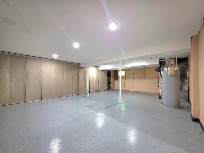 Building Photo - 2215 Collingwood Rd