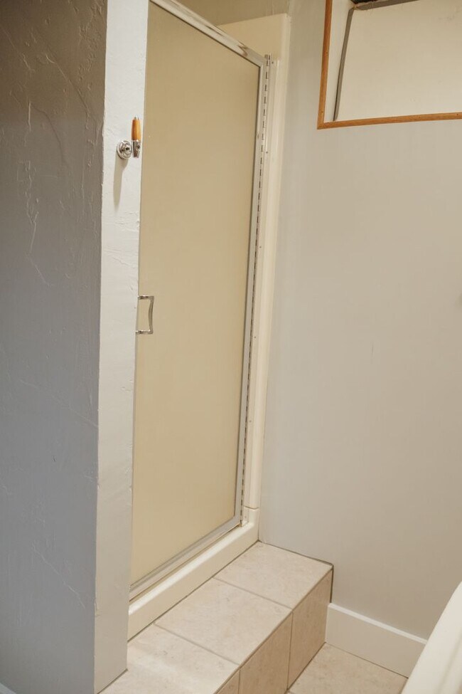 Building Photo - Charming 5 Bed, 2 Bath Home in Blackfoot, Idaho!